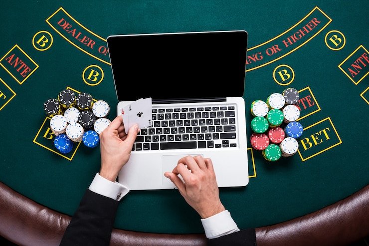 Meja baccarat dealer langsung di platform jokerplay dengan kartu dan chip taruhan